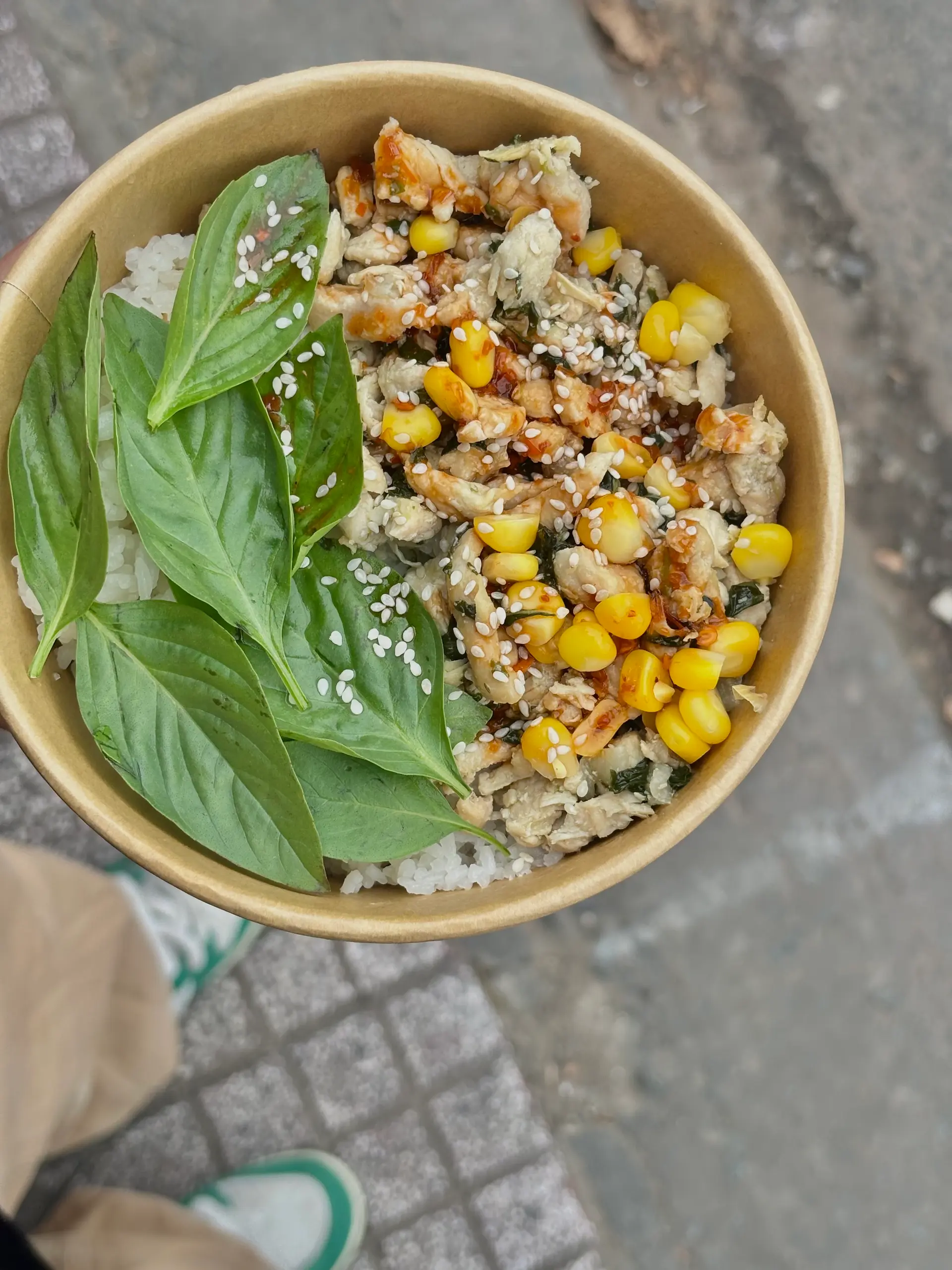 Hình ảnh Cơm gà lá quế