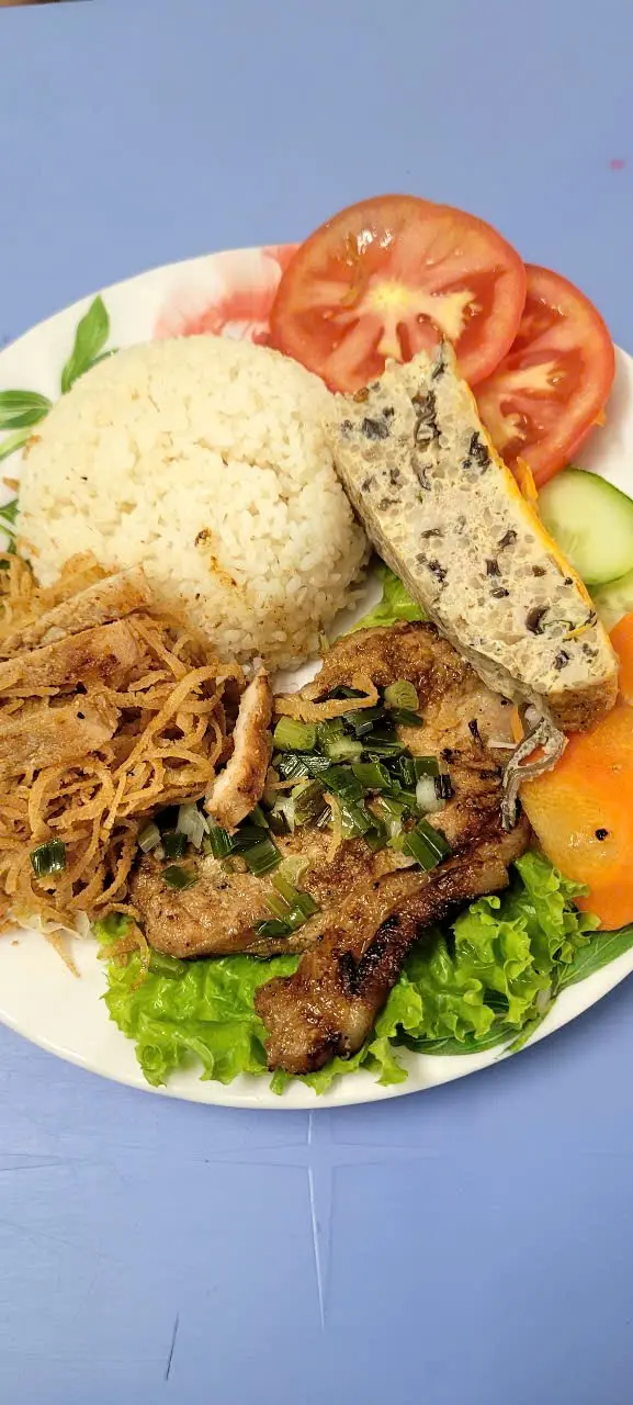 Hình ảnh cơm tấm sườn - bì - chả hấp 