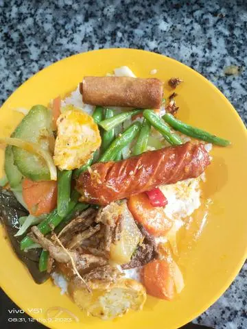 Hình ảnh cơm thập cẩm +xúc xích 