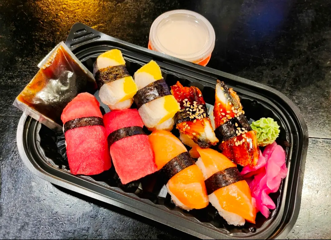 Hình ảnh Sushi Nigiri Mix, 2v Cá Trích, 2v Lươn Nướng, 2v Ngừ, 2v Hồi 