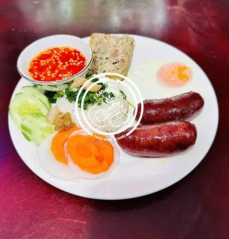 Hình ảnh Cơm tấm Lạp xưởng + chả + ốp la 