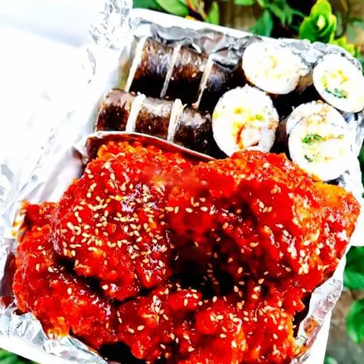 Hình ảnh Combo cơm cuộn gà sốt cay