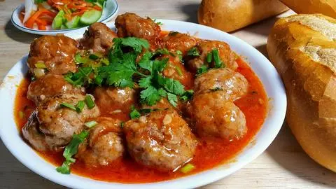 Hình ảnh Cơm xíu mại sốt cà chua.