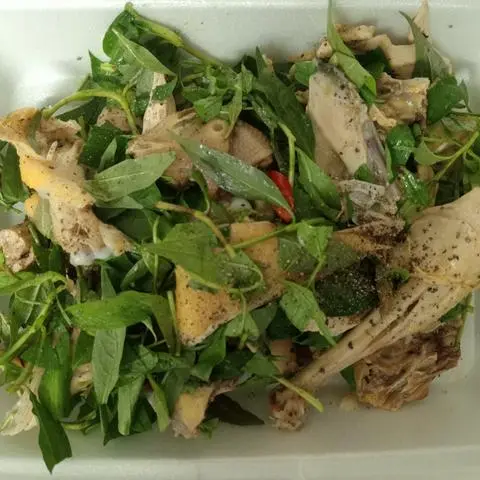 Hình ảnh 1/2 Con Gà Tre Trộn Rau Răm Muối Tiêu 