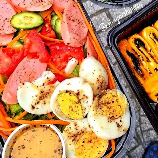 Hình ảnh Salad xúc xích trứng sốt tắc
