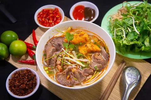 Hình ảnh Bún bò tái nạm cua