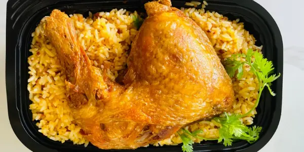 Hình ảnh Cơm gà xối mỡ - nguyên đùi góc tư