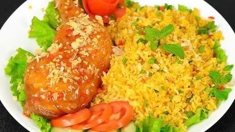 Hình ảnh  Combo Cơm gà xốt mắm bơ tỏi 3 món ( gà, trứng, canh rong biển thịt băm ))