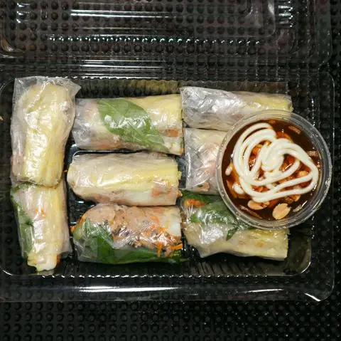 Hình ảnh Bánh tráng cuộn chấm mắm me