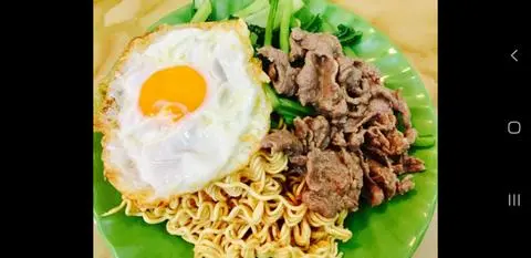 Hình ảnh mì gói xào thịt bò trứng opla