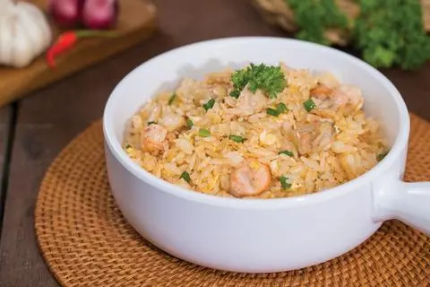 Hình ảnh Cơm Cá Hồi Chiên Tỏi + Soup Miso 
