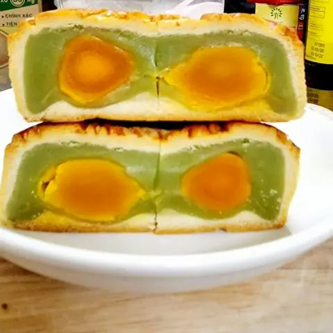 Hình ảnh 1 Bánh Trung thu Trà xanh 2 trứng siêu ngon ít ngọt 200gr