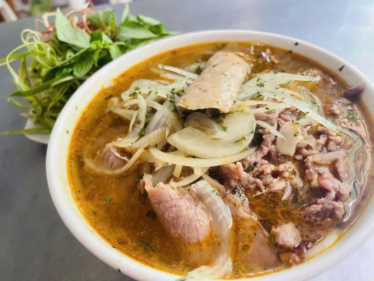 Hình ảnh Bún bò tái nạm chả