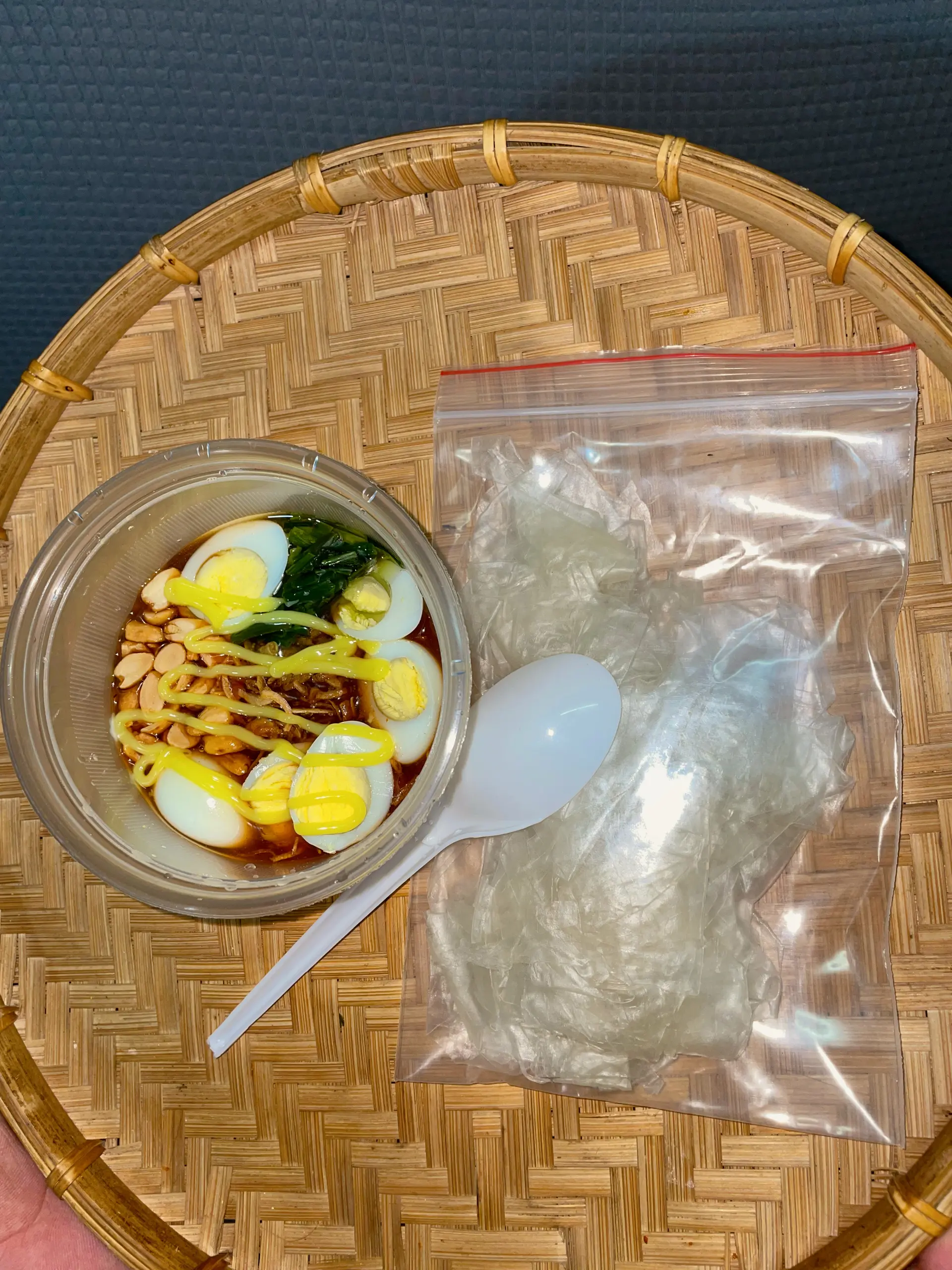 Hình ảnh Bánh tráng chấm sốt me 
