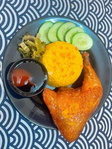 Hình ảnh Cơm gà xối mỡ góc tư