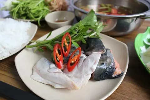 Hình ảnh Lẩu đầu cá hồi măng chua