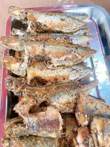 Hình ảnh Cơm cá bạc má chiên tỏi