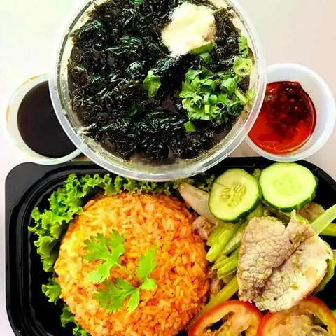 Hình ảnh Cơm trộn thịt xào sả - canh rong biển