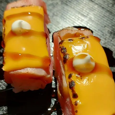 Hình ảnh Sushi Nắm Cá Ngừ phô mai (2 viên)