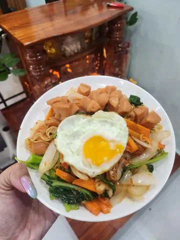 Hình ảnh Mì xào xúc xích và trứng ốp la