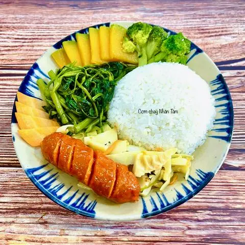 Hình ảnh Cơm xúc xích ram chay