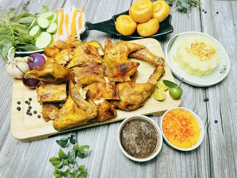 Hình ảnh Combo Gà quay nửa con + Xôi đậu xanh kèm Quà tuỳ chọn