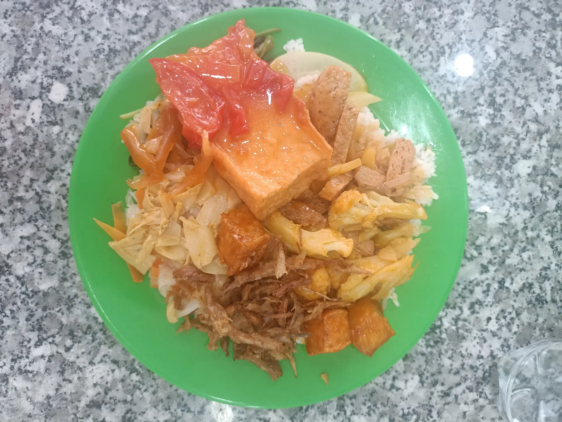Hình ảnh Cơm thập cẩm đậu hủ sốt cà