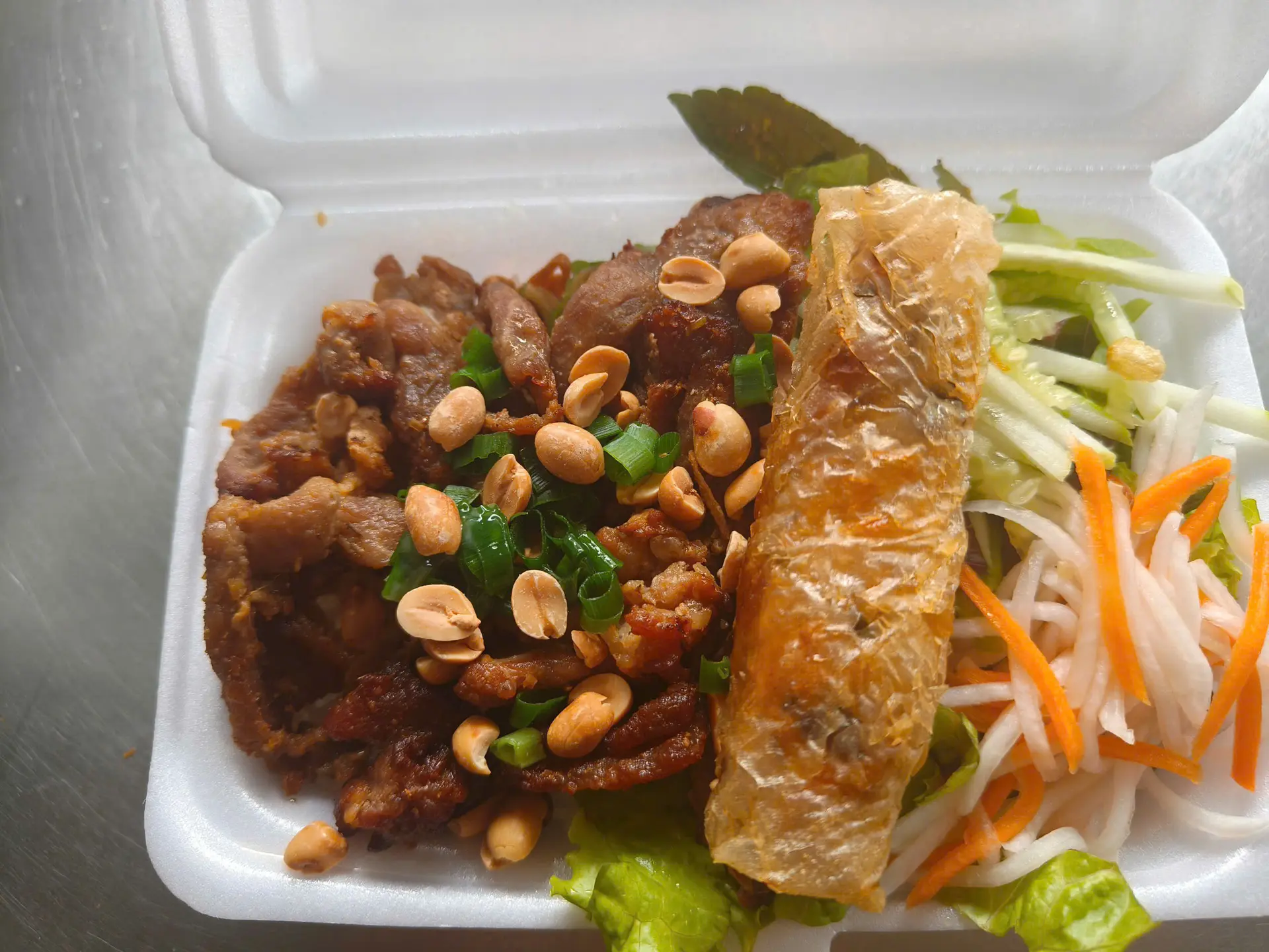 Hình ảnh Bún thịt nướng - nem rán (chả giò)