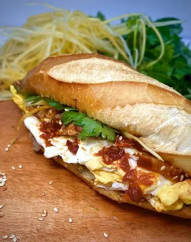 Hình ảnh Bánh Mì Ốp La 2 Trứng + Pate Bơ