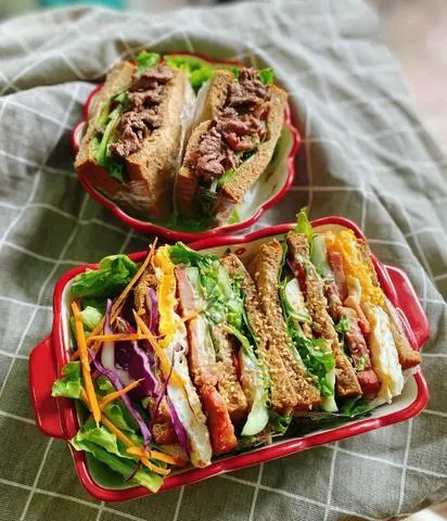 Hình ảnh Bánh mì sanwich đen kẹp trứng 