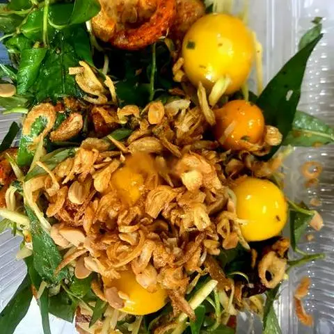 Hình ảnh Gỏi xoài rau răm trứng gà ta trộn da cá trứng muối