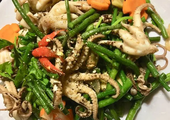 Hình ảnh Cơm chiên mực xào đậu que