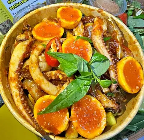 Hình ảnh râu mực mix trứng non