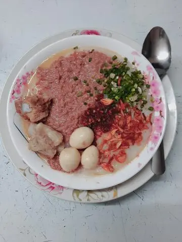 Hình ảnh Cháo sườn bằm trứng cút rim - Tặng Quẩy 