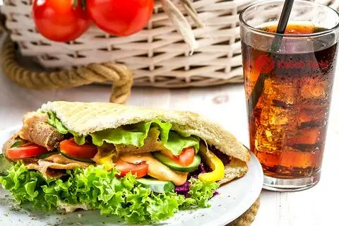 Hình ảnh Bánh mì kebab - coca cola