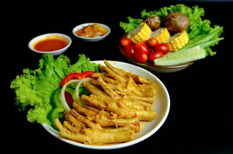 Hình ảnh Chân gà rút xương ướp muối ớt chưa nướng