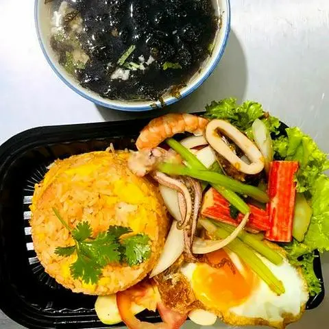 Hình ảnh Cơm trộn trứng áp chảo hải sản - canh rong biển