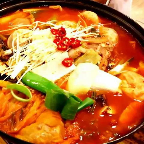 Hình ảnh 김치전골 . Lẩu kim chi+mì gói Hàn Quốc +cơm +món ăn phụ