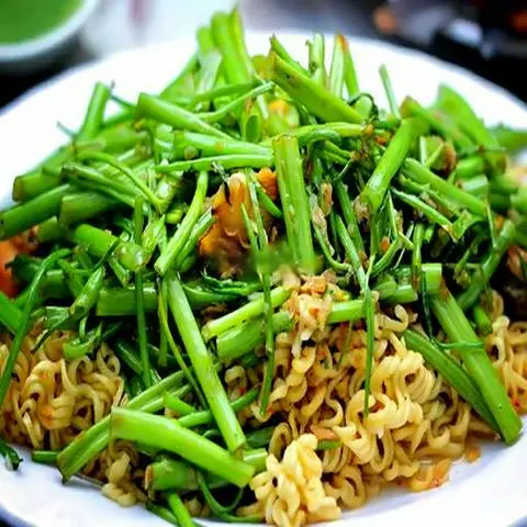 Hình ảnh Mì xào rau muống
