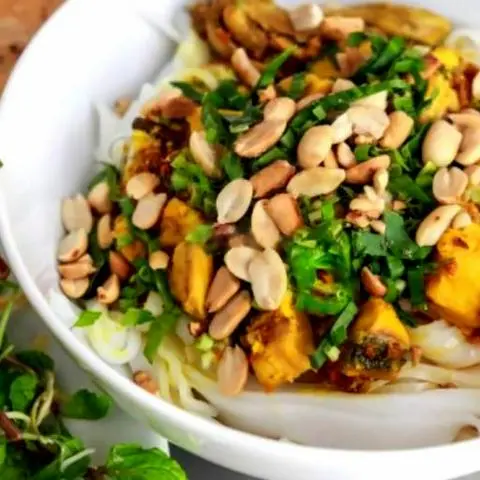 Hình ảnh Mì quảng gà (hoặc tôm thịt trứng, sườn)