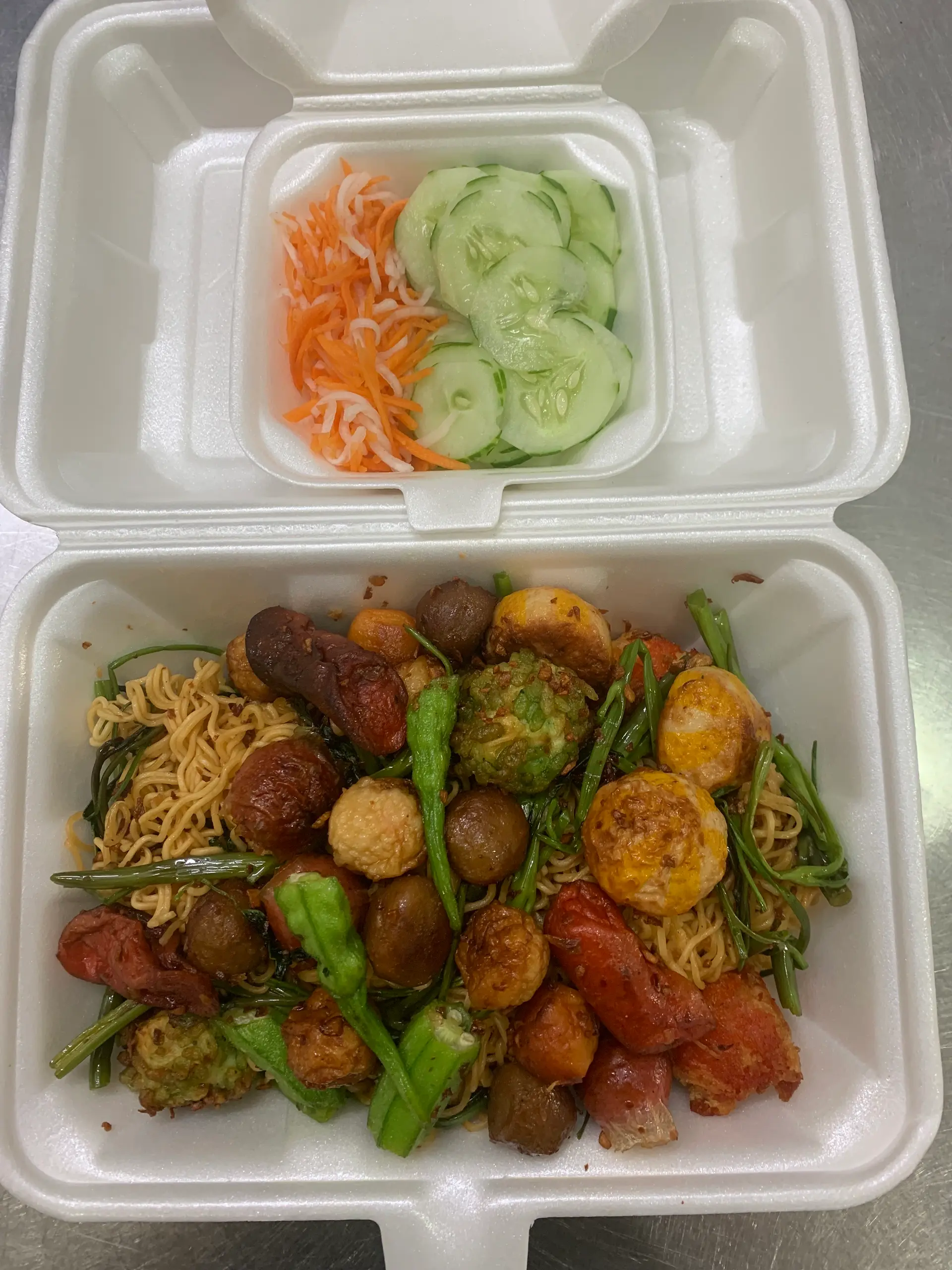 Hình ảnh mì trộn đồ viên lộn xộn lớn