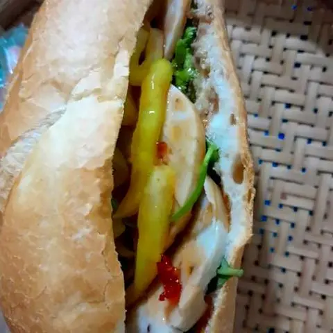 Hình ảnh Bánh mì pate chả lụa chay