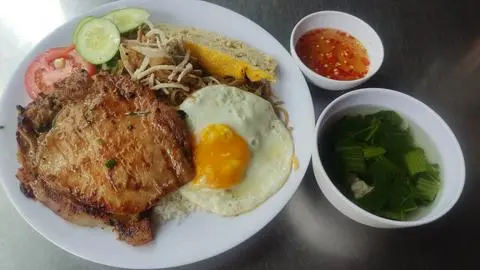 Hình ảnh Cơm sườn bì ốp la chả
