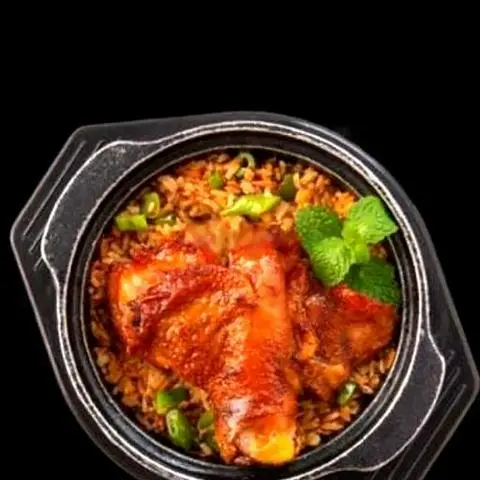 Hình ảnh Cơm rang giòn đùi gà sốt cay