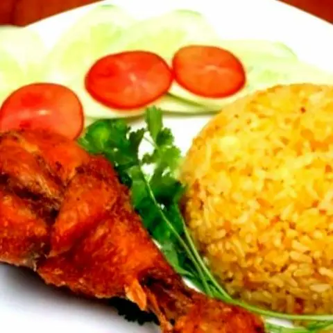 Hình ảnh CƠM ĐÙI TỎI CHIÊN NƯỚC MẮM (fried chicken rice)