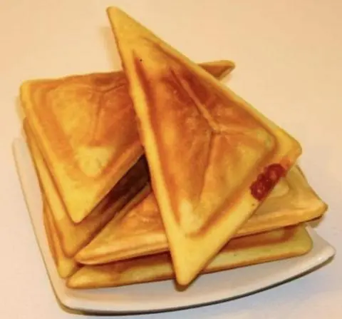Hình ảnh combo 4 hotdog socola