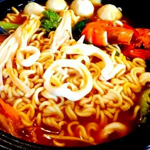 Hình ảnh 짬뽕 라면 . Mì gói hải sản +món ăn phụ