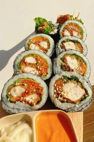 Hình ảnh Kimbap salad gà giòn
