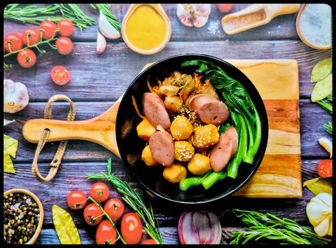 Hình ảnh Mì trộn xiên que kim chi + xúc xích đức