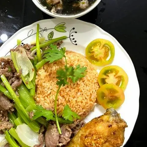 Hình ảnh Cơm trộn bò xào - canh rong biển